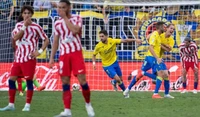 Cadiz vùi Atletico vào sâu trong khủng hoảng