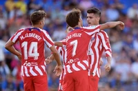 Hàng công bùng nổ đưa Atletico lên ngôi đầu