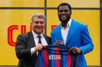 Kessie và Christensen có thể tự do rời Barca nếu không thể đăng ký thi đấu