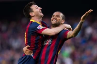 <p>Hậu vệ kỳ cựu Dani Alves vừa lên tiếng kêu gọi Lionel Messi sớm đưa ra quyết định trở lại Barcelona, hãy “trở về nhà” để cùng anh có một “điệu nhảy cuối cùng” trong sự nghiệp vinh quang giữa họ.</p>\r\n