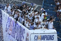 <p>Hàng triệu người hâm mộ Real Madrid vui mừng đổ ra đường phố thủ đô Tây Ban Nha để chào đón những người hùng vừa trở về với chức vô địch châu Âu thứ 14 trong lịch sử, một kỷ lục được nối dài sau chiến thắng 1-0 trước Liverpool trong trận chung kết Champions League tại Paris vào thứ bảy.</p>\r\n