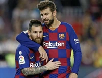 Cú sốc ở Barcelona: Chính Gerard Pique xúi Chủ tịch Laporta bán Messi!