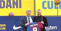 Dani Alves sẽ phải trả cho Barca 100 triệu euro nếu ra đi trước tháng 6