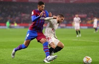 Barca chia điểm tại Sevilla trận cuối năm