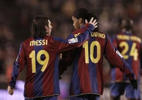 Ronaldinho giải thích tại sao Messi phải tiếp tục ở lại Barcelona