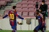 Bàn thắng muộn của Dembele giúp Barca áp sát ngôi đầu