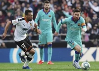 Barca thua trắng tại Mestalla, đối mặt nguy cơ mất ngôi đầu