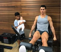 Cristiano Ronaldo phô bày cơ bắp làm dậy sóng mạng xã hội