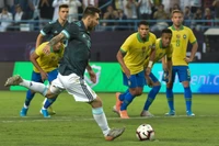 Messi nói HLV tuyển Brazil câm miệng