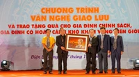 Văn nghệ sĩ TPHCM giao lưu, tặng quà người dân tỉnh Điện Biên