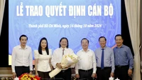 Chủ tịch UBND TPHCM Phan Văn Mãi trao quyết định bổ nhiệm cán bộ chủ chốt