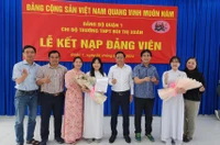 Quận 1: Kết nạp hai học sinh ưu tú vào Đảng 