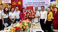 Phó Chủ tịch UBND TPHCM Võ Văn Hoan chúc mừng các cơ quan báo chí