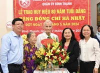 Phó Bí thư Thành ủy TPHCM Nguyễn Thị Lệ trao Huy hiệu 80 năm tuổi Đảng tại quận Bình Thạnh