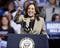 Bà Kamala Harris giữ lợi thế trước ông Donald Trump tại bang chiến địa 