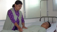 Mẹ bệnh tật nuôi con suy thận mãn