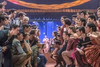 Bộ phim nhạc kịch West Side Story của hãng Walt Disney và 20th Century Studios đã chiếm ngôi đầu doanh thu phòng vé Bắc Mỹ với mức doanh thu 10,5 triệu USD. \r\n