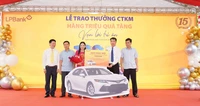 Một khách hàng LPBank Tuyên Quang trúng xe ô tô Toyota Camry