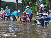 Ngập sâu tại Khu công nghiệp Giao Long (Bến Tre): Nhiều công nhân lội nước đi làm