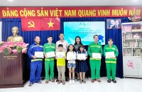 Trao học bổng cho con công nhân thu gom rác