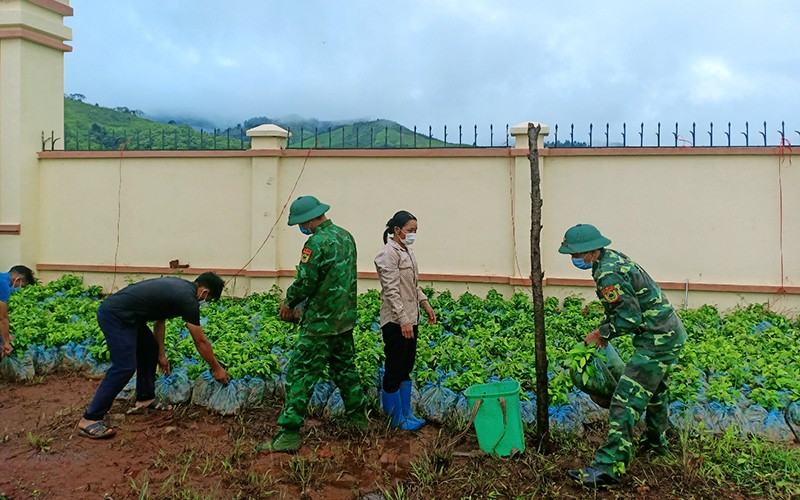  Bộ đội sát cánh cùng nhân dân vùng biên 