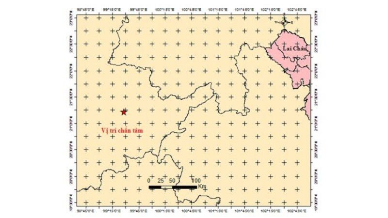 NDO -  Trung tâm Báo tin động đất và Cảnh báo sóng thần (Viện Vật lý địa cầu) cho biết, vào hồi 1 giờ 37 phút 16 giây ngày 17/11 (Giờ GMT) tức 8 giờ 37 phút 16 giây ngày 17/11 (giờ Hà Nội) xảy ra trận động đất khu vực biên giới Myanmar-Trung Quốc, ở tọa độ 99.46N-21.21E. Trận động đất có độ sâu khoảng 48km, độ lớn (M) 5.4, cấp độ rủi ro thiên tại là 0. Trận động đất đã lan truyền, gây rung lắc một số công trình cao tầng tại Hà Nội.