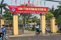 Học sinh phải đi học vào ngày nghỉ lễ Giỗ Tổ để thầy cô nghỉ dạy cuối tuần đi đám cưới con hiệu trưởng 