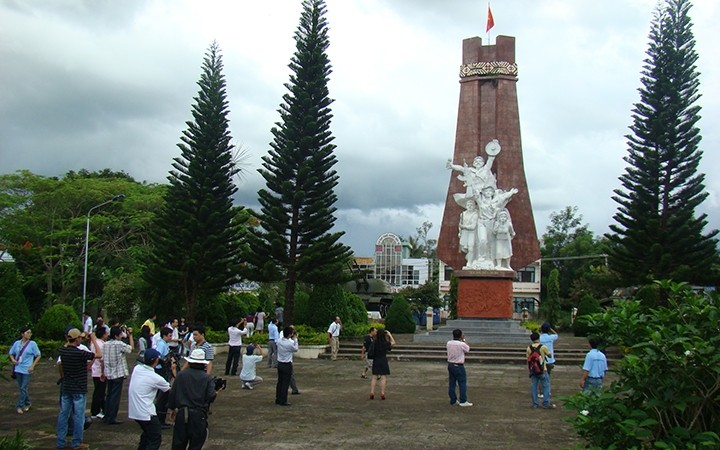  Tiếng gà trưa nơi ngã ba biên giới 