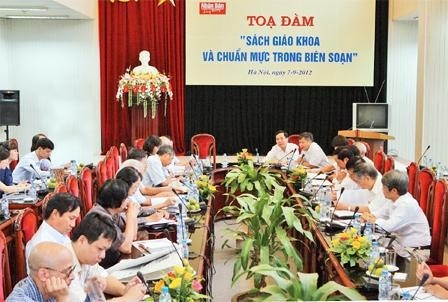  Không nên tuyệt đối hóa vai trò của sách giáo khoa 