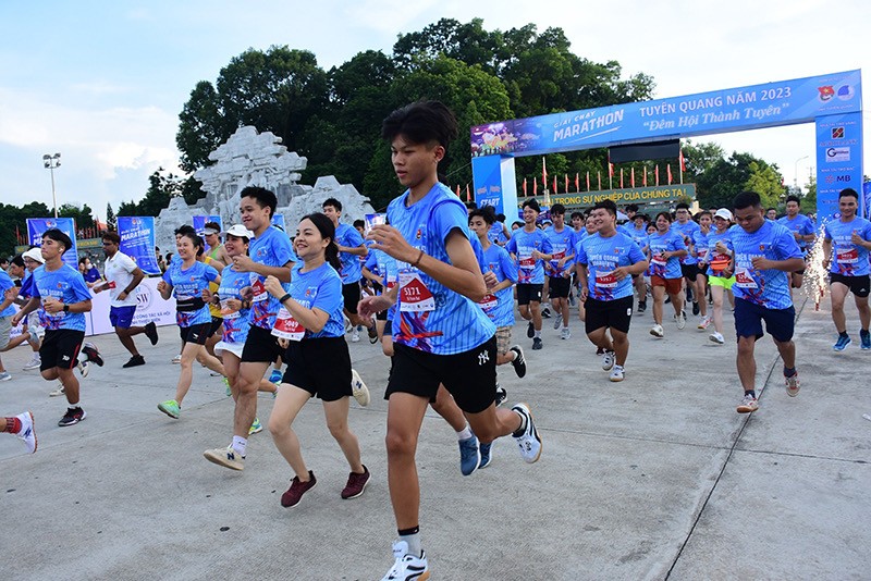  Hơn 500 vận động viên tham gia giải chạy Marathon Tuyên Quang 