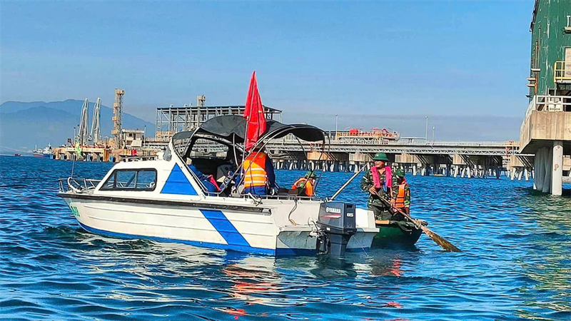  Làm sạch biển tại khu vực cảng Jetty Nhà máy Lọc dầu Dung Quất 