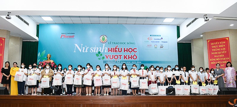  Him Lam Land chung tay ủng hộ Quỹ học bổng “Nữ sinh hiếu học vượt khó” 