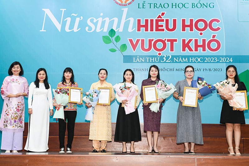  Him Lam Land chung tay ủng hộ Quỹ học bổng “Nữ sinh hiếu học vượt khó” 