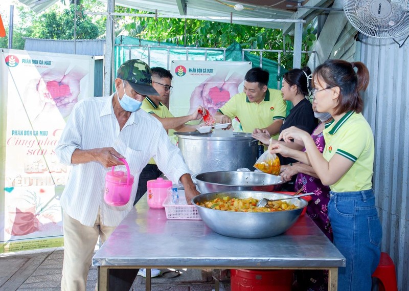  Bếp thắp lửa - người thắp niềm tin 