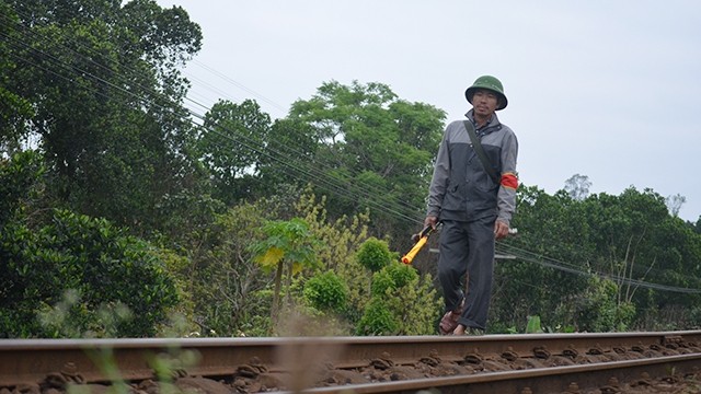  Lầm lũi giữ an toàn đường sắt 