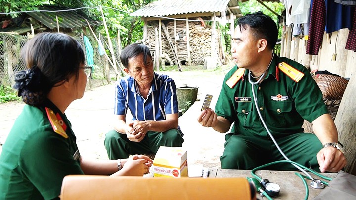  Những bác sĩ mang quân hàm bám bản 