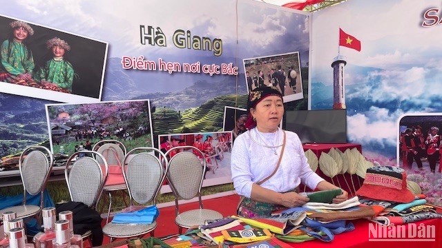  Người H’Mông Hà Giang dệt lanh ở Lạng Sơn 