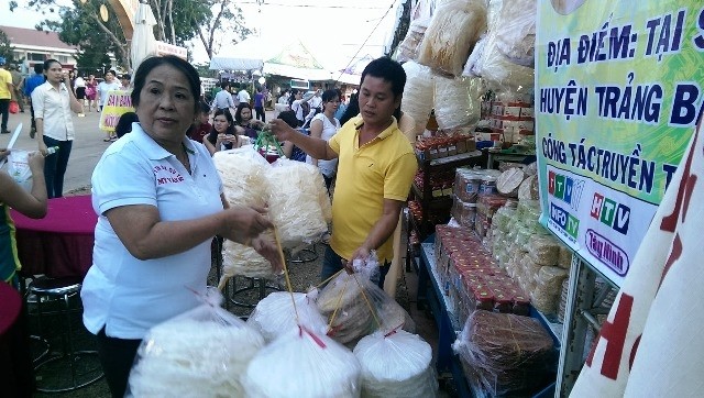  Đặc sắc lễ hội bánh tráng phơi sương Trảng Bàng 