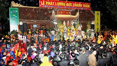  Linh thiêng Lễ phát lương đền Trần Thương 