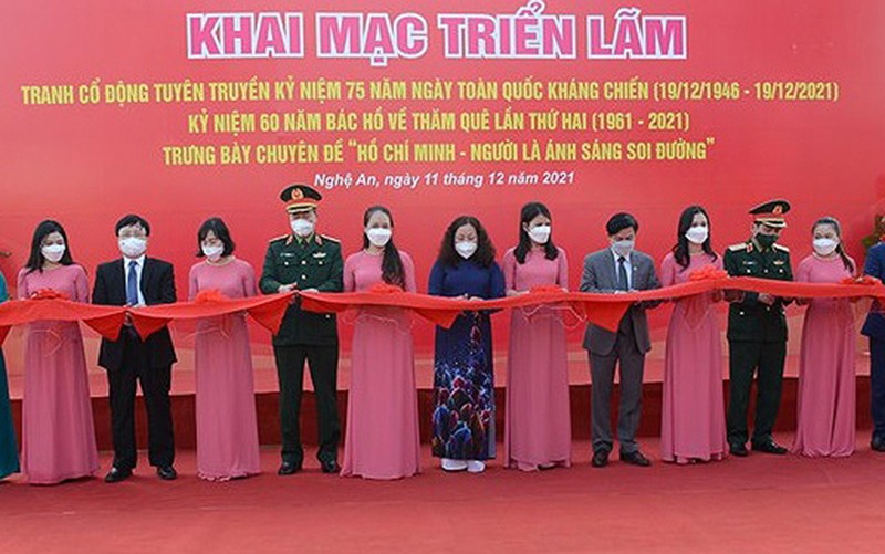  Triển lãm tranh cổ động và chuyên đề ảnh nhân kỷ niệm 60 năm Ngày Bác Hồ về thăm quê lần thứ 2 