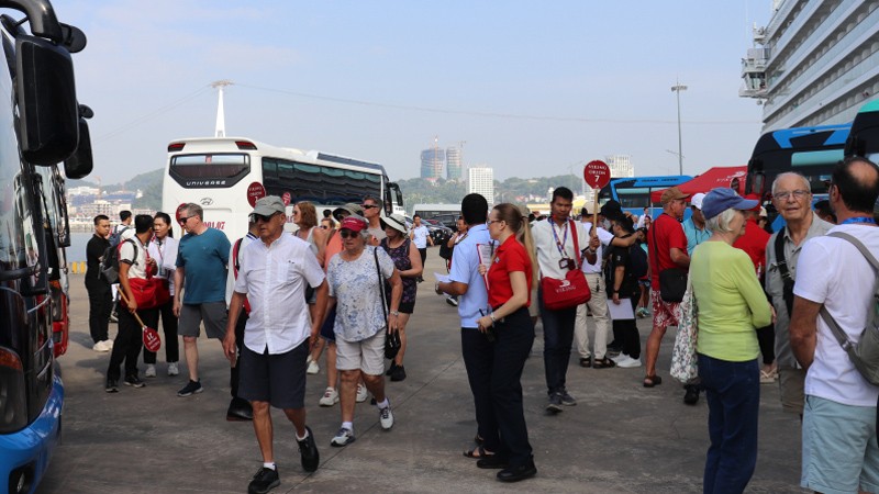  Hai tàu biển du lịch cao cấp đưa du khách tham quan Hạ Long 