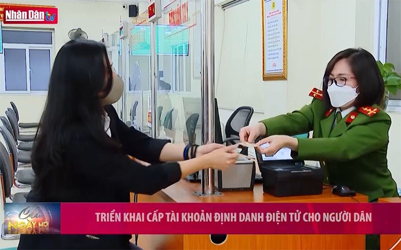  Triển khai cấp tài khoản định danh điện tử cho người dân 