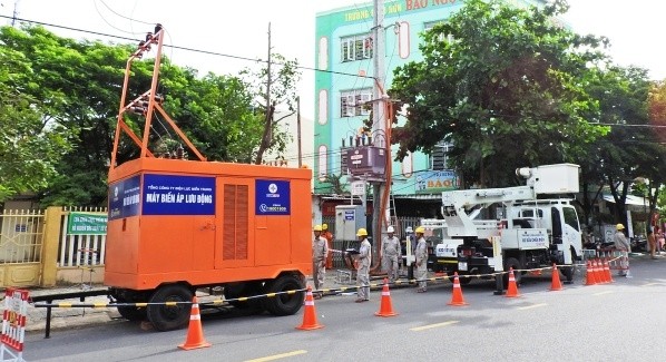 NDO -  NDĐT - Ngày 26-6, lần đầu tiên ở khu vực miền trung – Tây Nguyên, Công ty TNHH MTV Điện lực Đà Nẵng (PC Đà Nẵng) đã áp dụng thành công kỹ thuật bảo dưỡng trạm biến áp treo trên trụ không cần cắt điện.