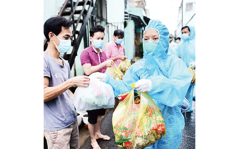  Những nghệ sĩ căng mình nơi tâm dịch 