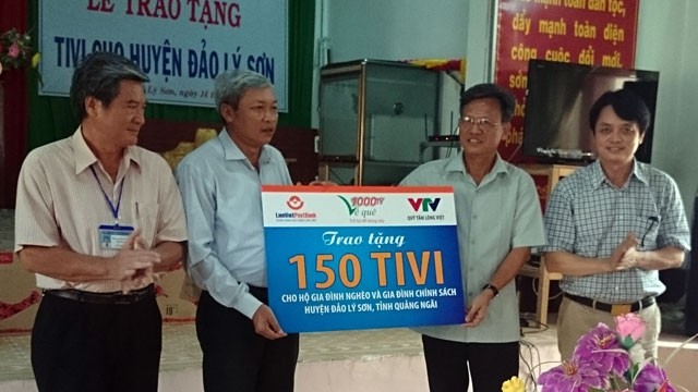  LienVietPostBank trao 150 chiếc tivi tặng quân và dân huyện đảo Lý Sơn 