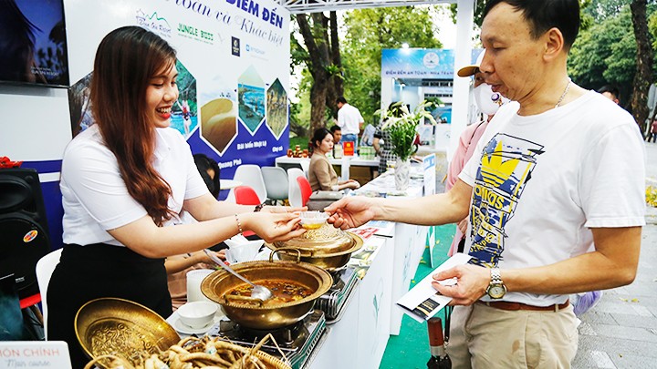  Sâm Việt bơi ra biển lớn 