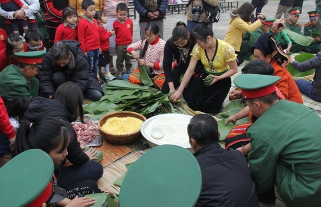  “Gói bánh chưng xanh cùng người nghèo ăn Tết” 