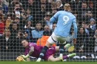 Bí quyết giúp Jordan Pickford bắt được quả 11m của Haaland: Sơ đồ trên chai nước!